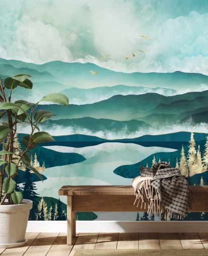 Nebelblaue Berge und ein See mit goldenen Bäumen