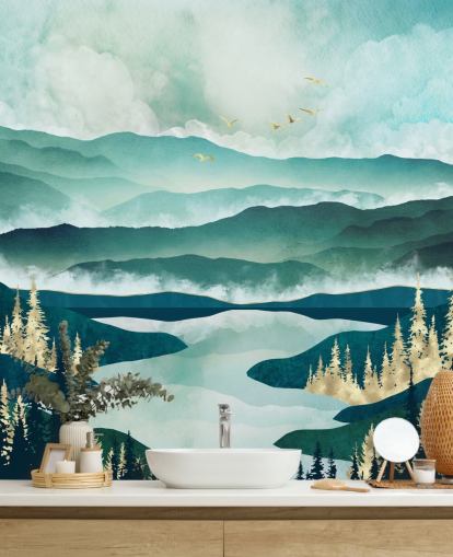 Nebelblaue Berge und ein See mit goldenen Bäumen