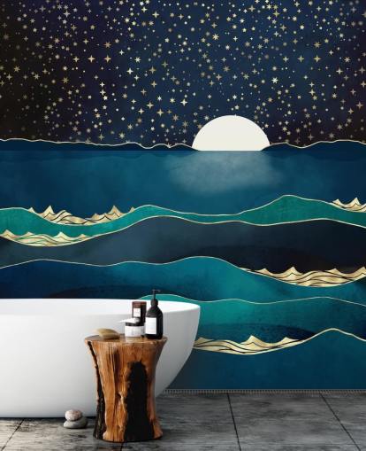 Weißer Mond in einem Sternenhimmel über einem blauen Meer 