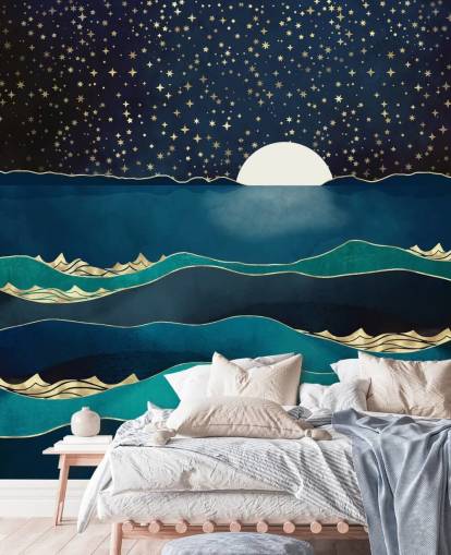 Lua branca em um céu estrelado sobre um mar azul 