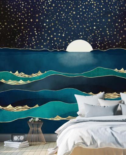 Weißer Mond in einem Sternenhimmel über einem blauen Meer Weißer Mond in einem Sternenhimmel über einem blauen Meer