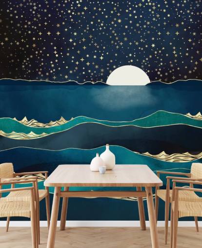 Weißer Mond in einem Sternenhimmel über einem blauen Meer Weißer Mond in einem Sternenhimmel über einem blauen Meer