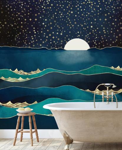 Weißer Mond in einem Sternenhimmel über einem blauen Meer 