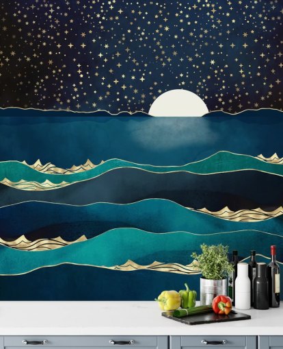 Hvit måne i en stjernehimmel over et blått hav Hvit måne i en stjernehimmel over et blått hav