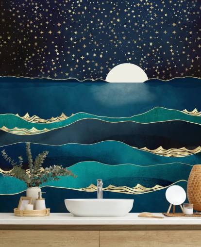 Lune blanche dans un ciel étoilé sur une mer bleue 