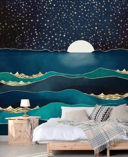 Weißer Mond in einem Sternenhimmel über einem blauen Meer Weißer Mond in einem Sternenhimmel über einem blauen Meer