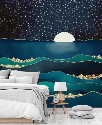 Weißer Mond in einem Sternenhimmel über einem blauen Meer 