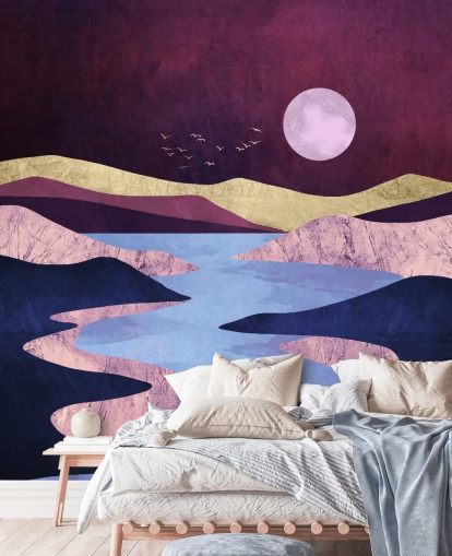 Mond über einem lila und blauen See und Bergen