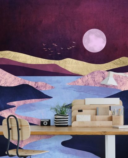 Maan boven een paars en blauw meer en bergen Maan boven een paars en blauw meer en bergen