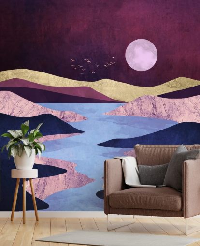 Lune au-dessus d'un lac et de montagnes violets et bleus