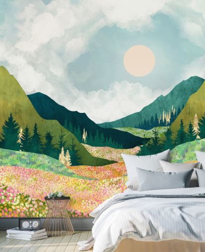 Bunte Frühlingswiese und grüne Berge 