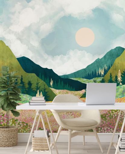 Prato primaverile colorato e montagne verdi 