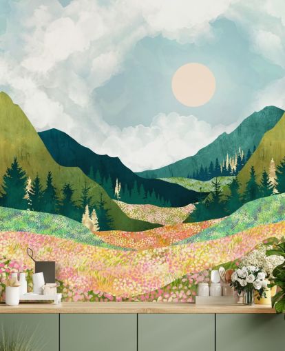 Prato primaverile colorato e montagne verdi 