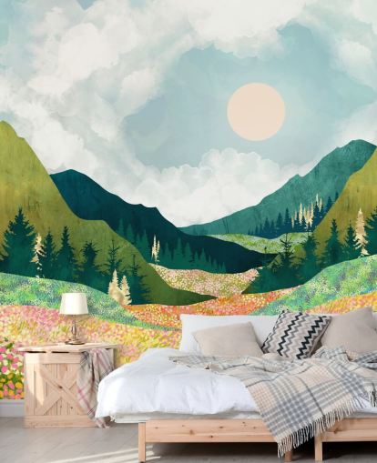 Prato primaverile colorato e montagne verdi 