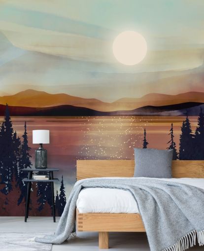 Solnedgång över brons sjö och berg med skogsträd