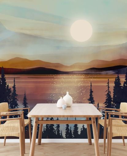 Tramonto sul lago di bronzo e le montagne con alberi forestali