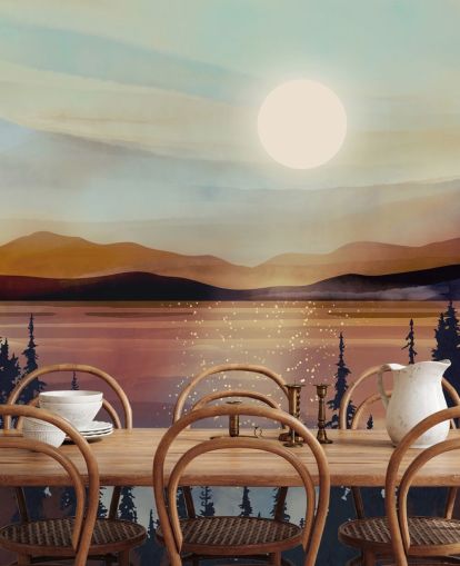 Zonsondergang over bronzen meer en bergen met bosbomen Zonsondergang over bronzen meer en bergen met bosbomen