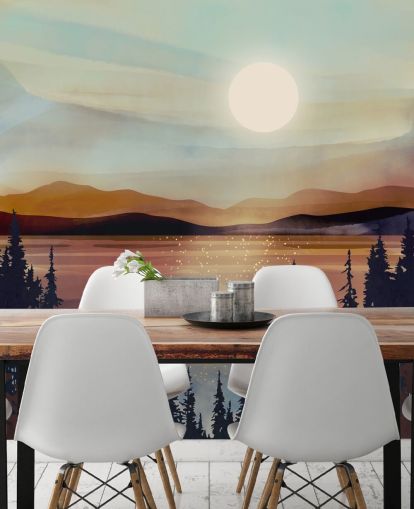 Solnedgång över brons sjö och berg med skogsträd