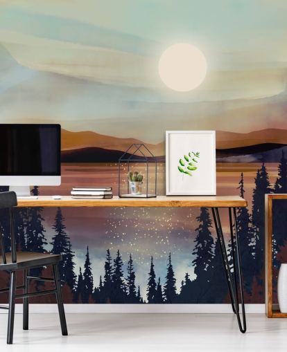 Auringonlasku Pronssijärven ja vuorten yli metsäpuiden kanssa Auringonlasku Pronssijärven ja vuorten yli metsäpuiden kanssa