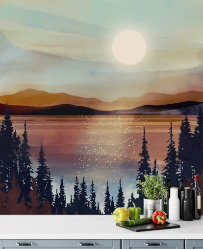 Sonnenuntergang über dem Bronzesee Und Bergen Mit Waldbäumen