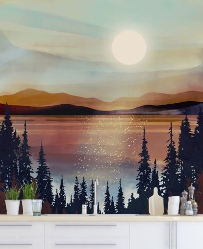 Solnedgång över brons sjö och berg med skogsträd