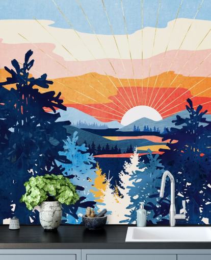 Weiße Sonne untergeht hinter einem See mit blauen Bergen und Bäumen 