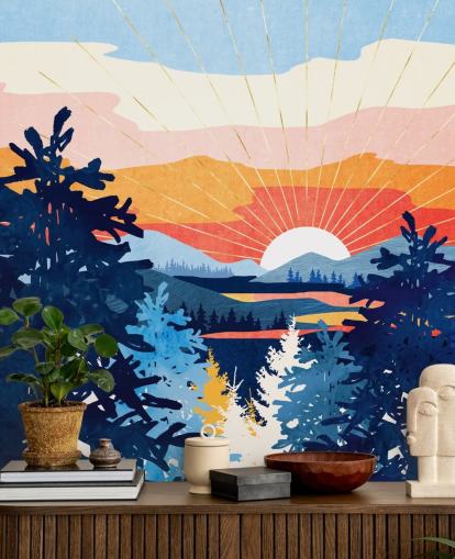 Vit solnedgången bakom en sjö med blå berg och träd 