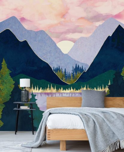 montagnes violettes et bleues près d'un lac au coucher du soleil montagnes violettes et bleues près d'un lac au coucher du soleil