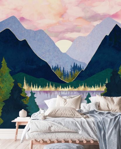 Violetit ja siniset vuoret järven lähellä auringonlaskun aikaan