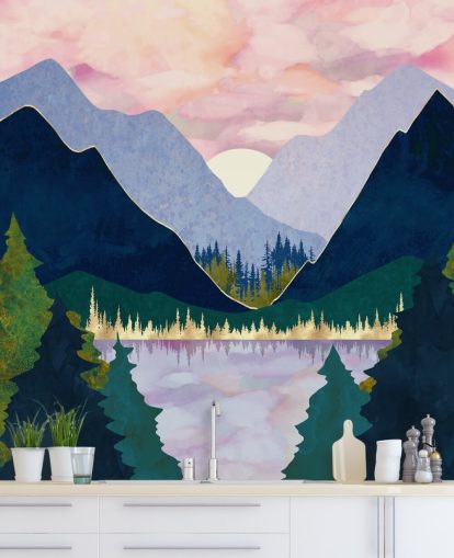 Violetit ja siniset vuoret järven lähellä auringonlaskun aikaan Violetit ja siniset vuoret järven lähellä auringonlaskun aikaan