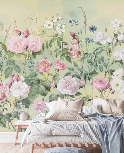 Flores rosas y blancas pastel sobre fondo crema