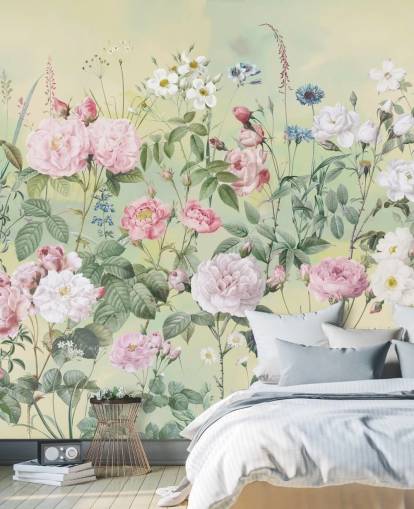 Pastellrosa und weiße Blumen auf cremefarbenem Hintergrund