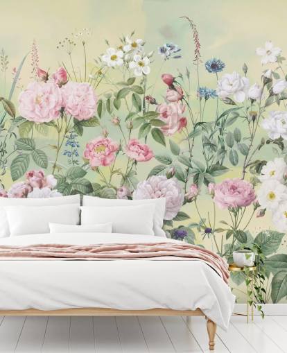 Pastellrosa og hvite blomster på krembakgrunn