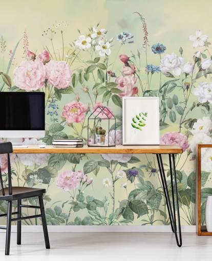 Pastellrosa og hvite blomster på krembakgrunn