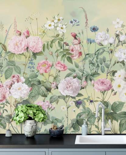 Pastellrosa og hvite blomster på krembakgrunn