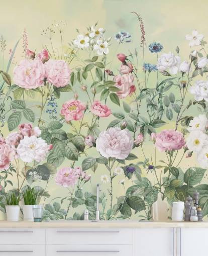 Pastellrosa und weiße Blumen auf cremefarbenem Hintergrund