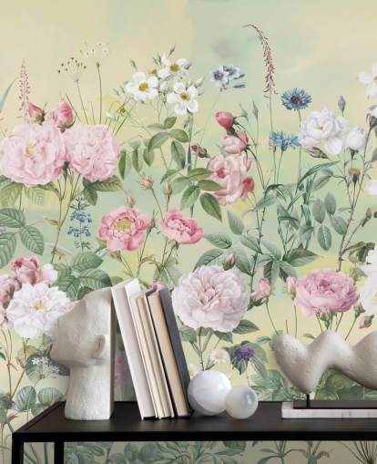 Pastellrosa og hvite blomster på krembakgrunn