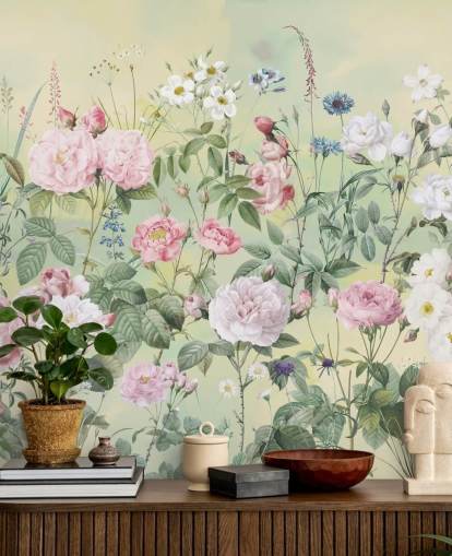 Pastellrosa und weiße Blumen auf cremefarbenem Hintergrund