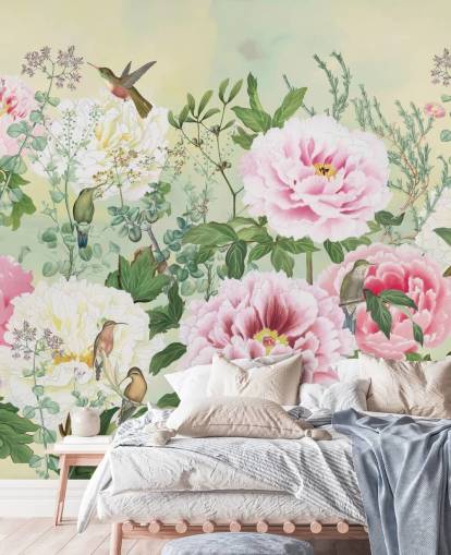Grote roze bloemen met vogels op een crèmekleurige achtergrond Grote roze bloemen met vogels op een crèmekleurige achtergrond