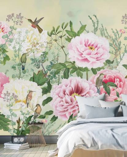 Große rosa Blumen mit Vögel auf cremefarbenem Hintergrund