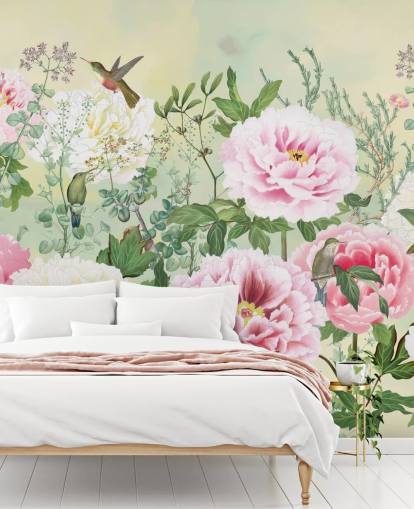 Grandes flores rosadas con pájaros sobre un fondo crema