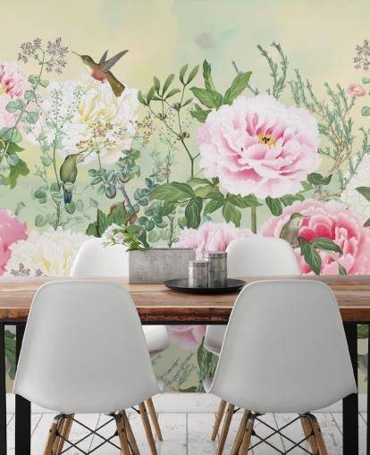 Store rosa blomster med fugler på krembakgrunn Store rosa blomster med fugler på krembakgrunn