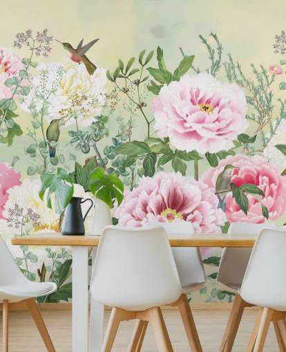 Grote roze bloemen met vogels op een crèmekleurige achtergrond Grote roze bloemen met vogels op een crèmekleurige achtergrond