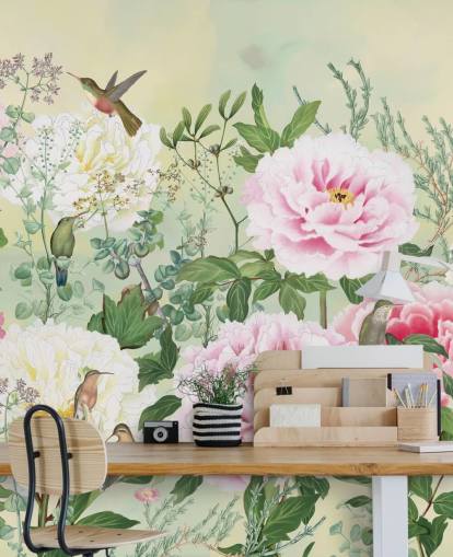 Grandes fleurs roses avec des oiseaux sur fond crème