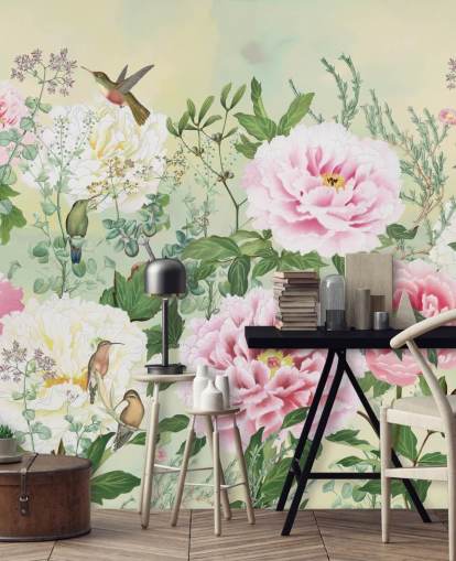 Grandes fleurs roses avec des oiseaux sur fond crème Grandes fleurs roses avec des oiseaux sur fond crème