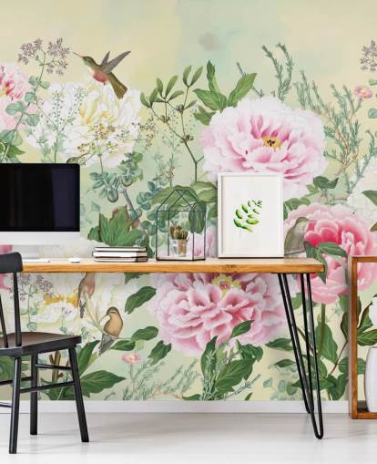 Große rosa Blumen mit Vögel auf cremefarbenem Hintergrund Große rosa Blumen mit Vögel auf cremefarbenem Hintergrund