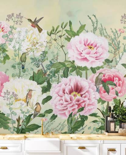 Grandes fleurs roses avec des oiseaux sur fond crème