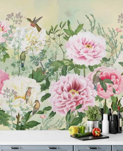 Grandes fleurs roses avec des oiseaux sur fond crème Grandes fleurs roses avec des oiseaux sur fond crème