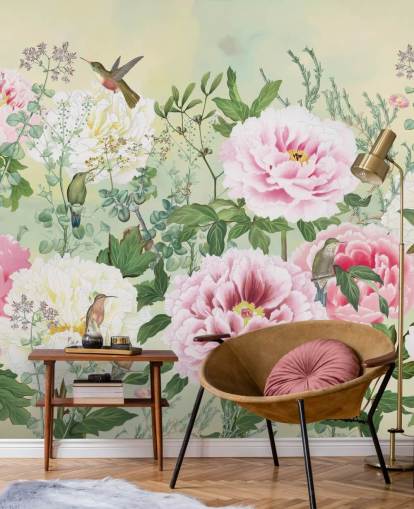Grandes flores rosadas con pájaros sobre un fondo crema