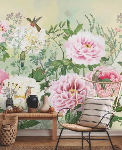 Stora rosa blommor med fåglar på en grädde bakgrund Stora rosa blommor med fåglar på en grädde bakgrund